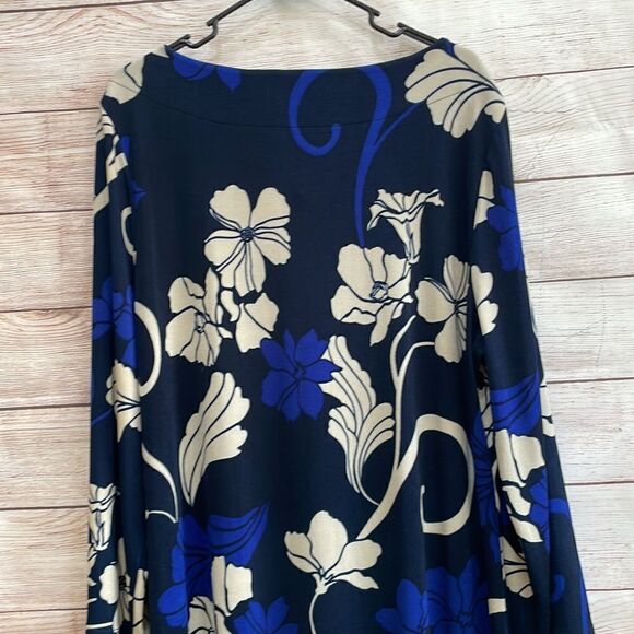 CHICOS TRAVELER KNIT MAXI DRESS IN NAVY BLUE FLORAL - Picture 5 of 6